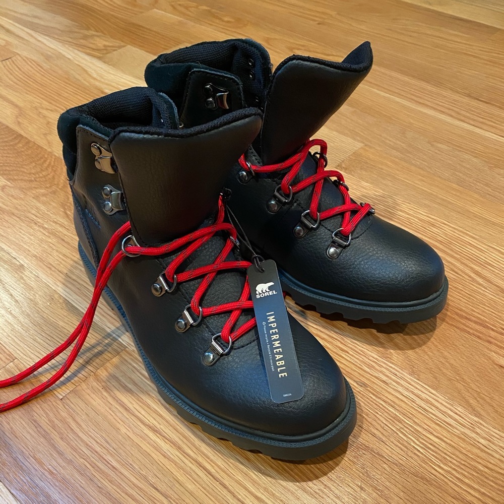 NWT Sorel hiking boots Size 5 kids, size 6 women